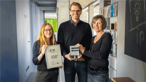 Gewinner des Flachdach Contest 2022: Dipl-Ing. Stefan Rover, Yvonne Bremer (l.) und Britta Lenz (r.), integrale planung Marburg.
