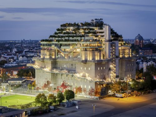 Neu gestalteter Flakbunker in Hamburg St. Pauli © alamy